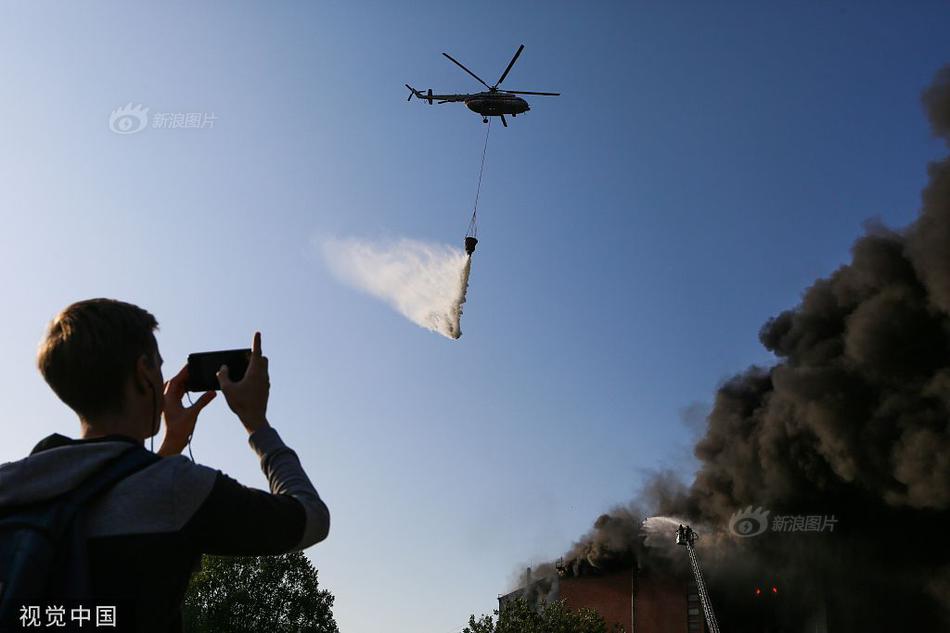 聖彼得堡一政府大樓發生火災 直升機出動滅