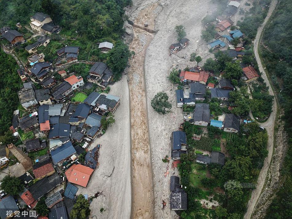 航拍都汶高速綿虒服務區災情 房屋垮塌